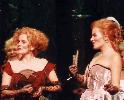 Kerstin Randall mit Sylvia Schramm-Heiltort in "Die Fledermaus"